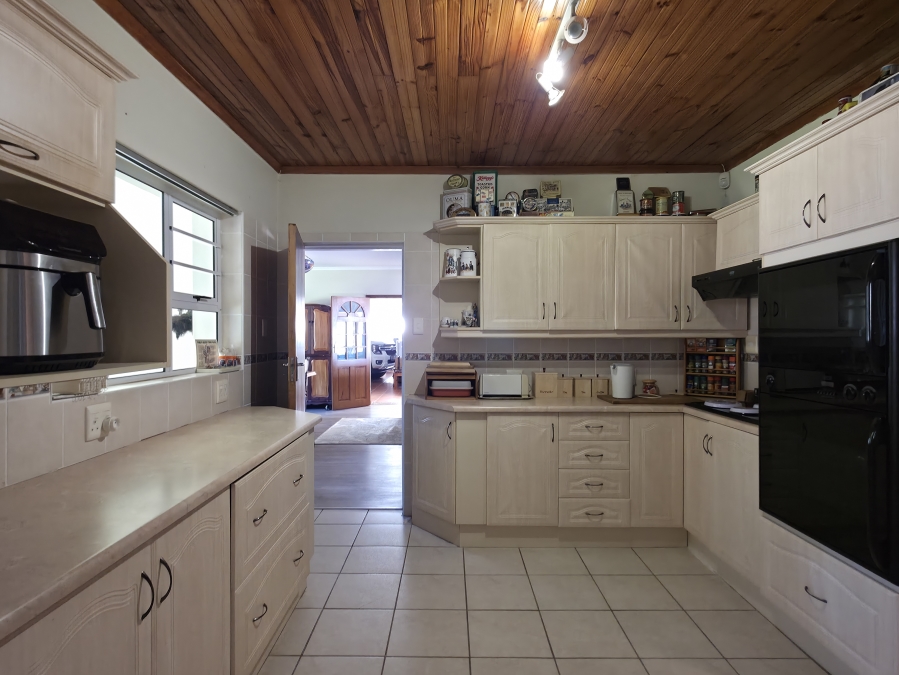 7 Bedroom Property for Sale in Wavecrest Eastern Cape